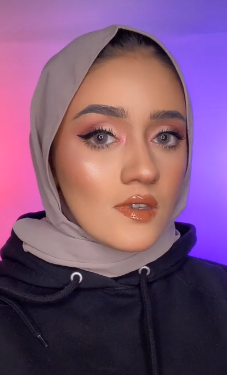 TikTokers Unggah Transformasi Wajah Sambil Buang Makeup