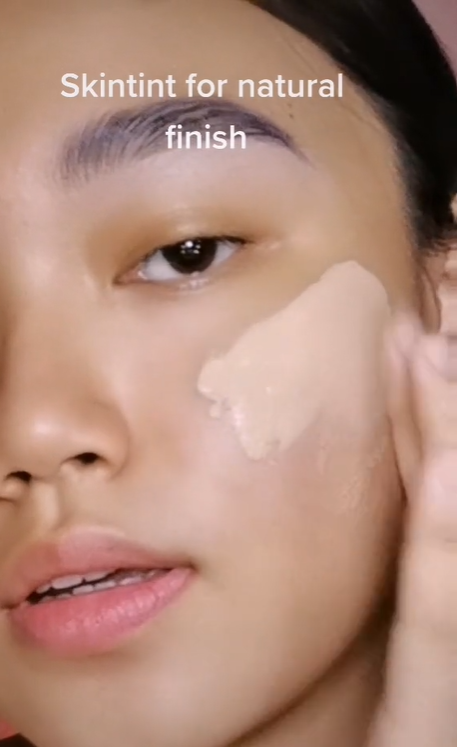 Menggunakan Tinted Moisturizer