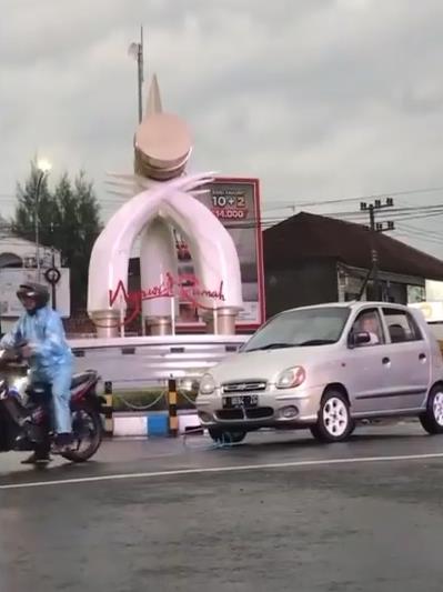 Heboh sepeda motor bebek jadul kuat tarik mobil mogok.