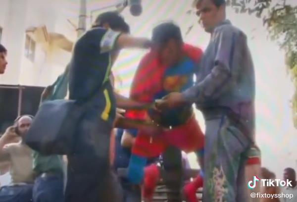 Viral video di balik layar pembuatan sinetron Superman versi India.