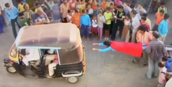 Viral video di balik layar pembuatan sinetron Superman versi India.