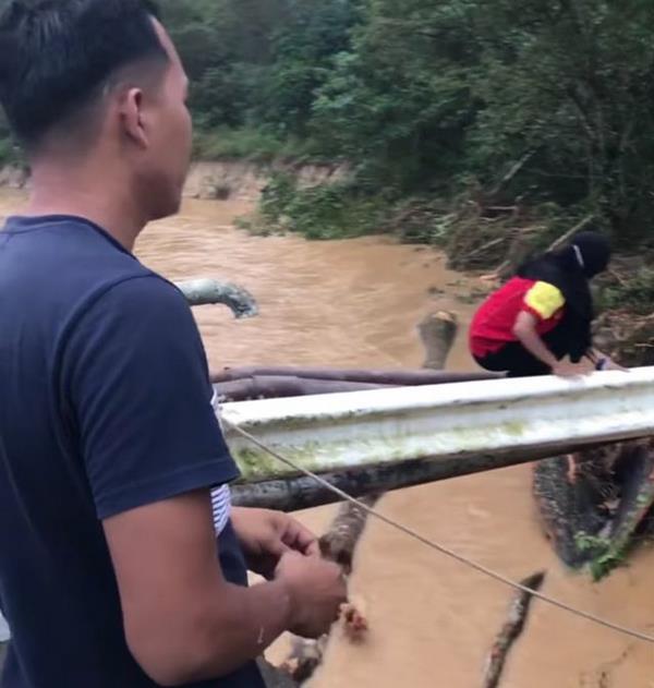 Wanita cari ibu yang hilang terseret banjir bandang.