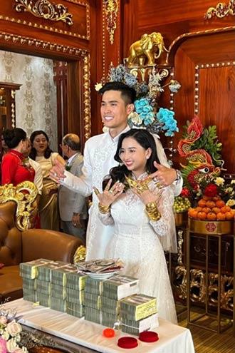 Heboh pengantin wanita maharnya perhiasan emas berderet.