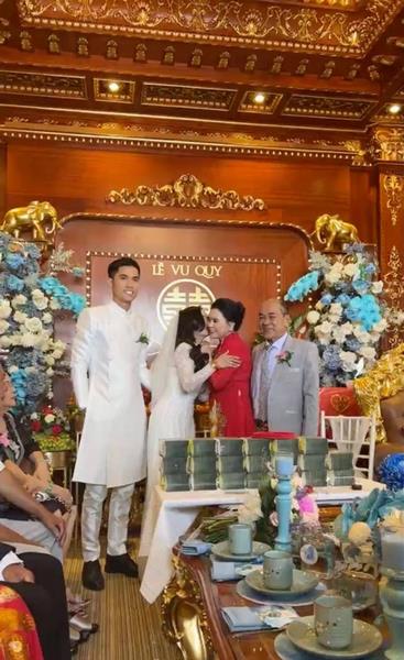 Heboh pengantin wanita maharnya perhiasan emas berderet.