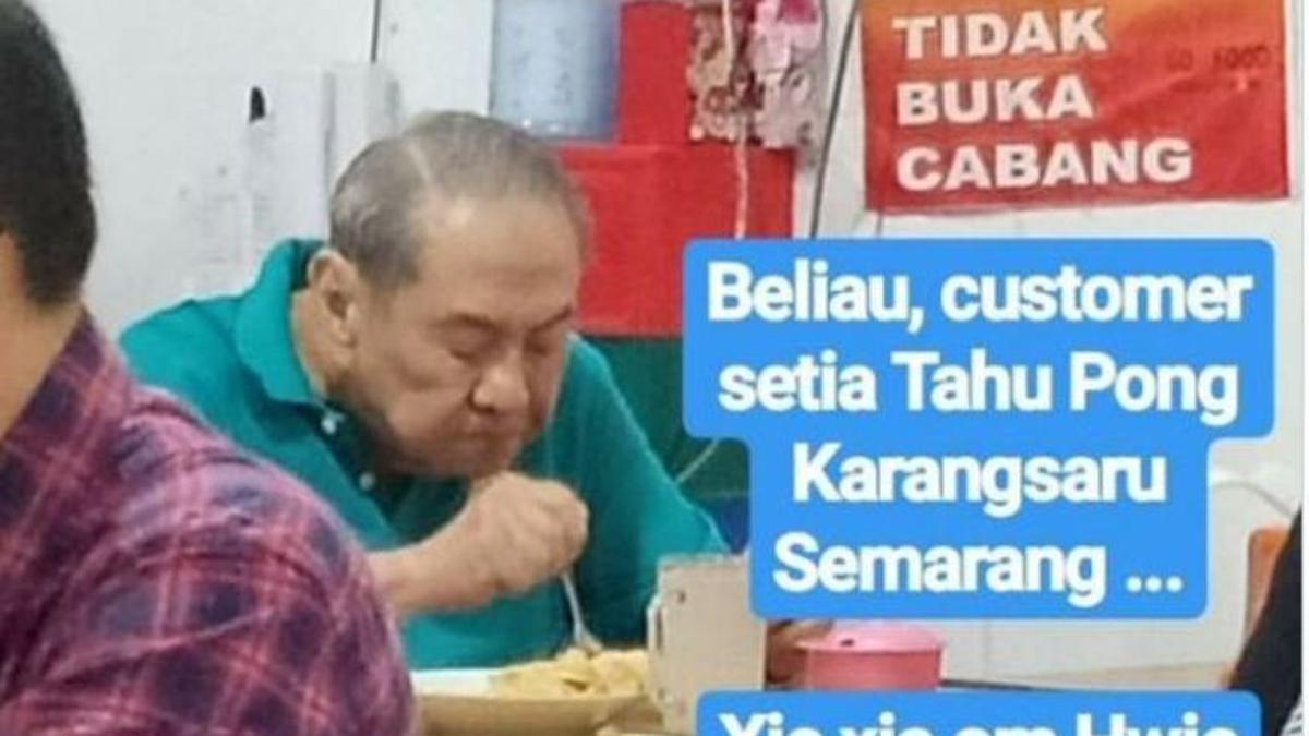 Bambang Hartono saat makan tahu pong