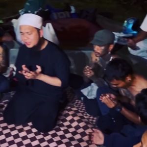 Ebit Lew memimpin doa bersama anak punk