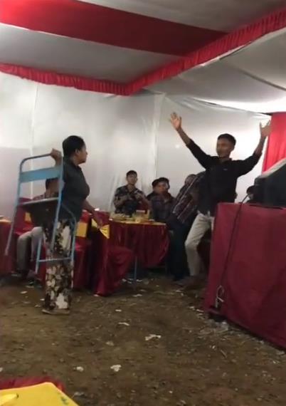 Lagi asyik duet sama biduan dilabrak istri.