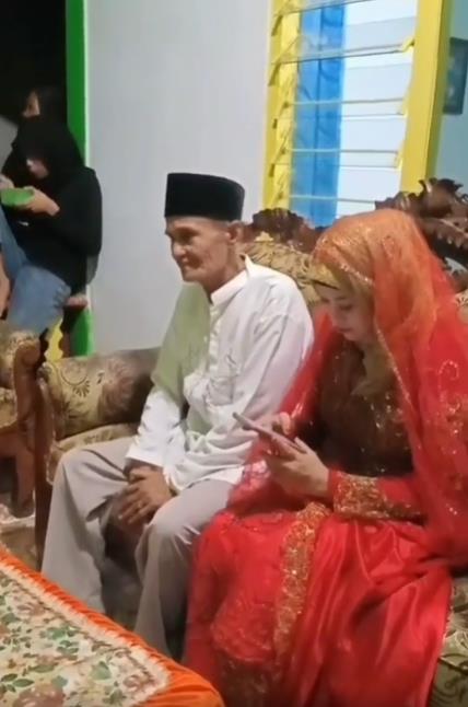 Viral kakek nikahi gadis muda belia di Banda Neira.