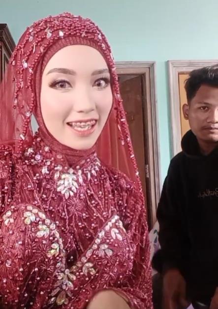 Viral pengantin wanita cuek pamer baju pengantin kebesaran.