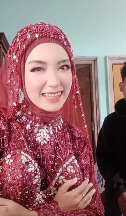 Viral pengantin wanita cuek pamer baju pengantin kebesaran.