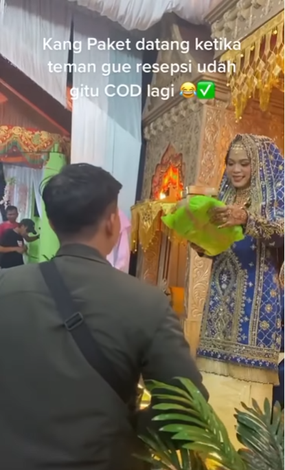 Kurir Terpaksa Terobos Pesta Pernikahan Demi Antar Paket, Berujung Ditawari Makan
