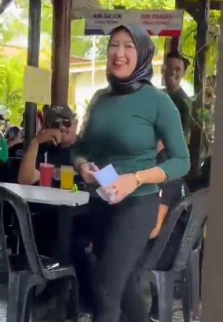 Viral pelayan warung berkerudung tapi seksi.