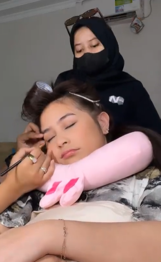 Prilly Latuconsina Getting Makeup While Sleeping