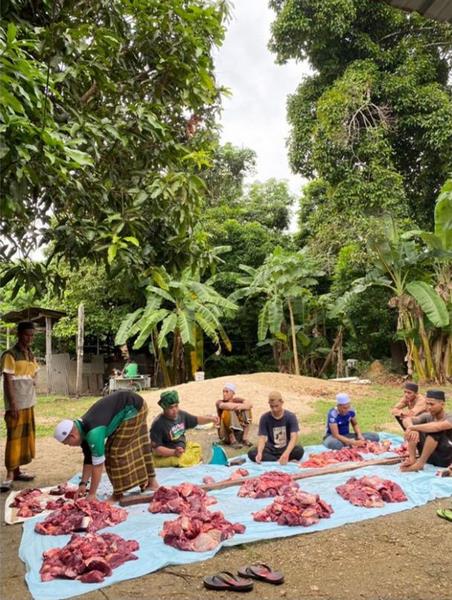 Acara pemotongan sapi di Pondok Pasir Tumbuh, Kelantan.