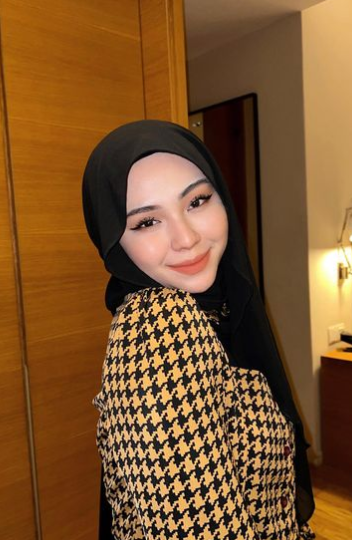 Adira Salahudi's Makeup Style