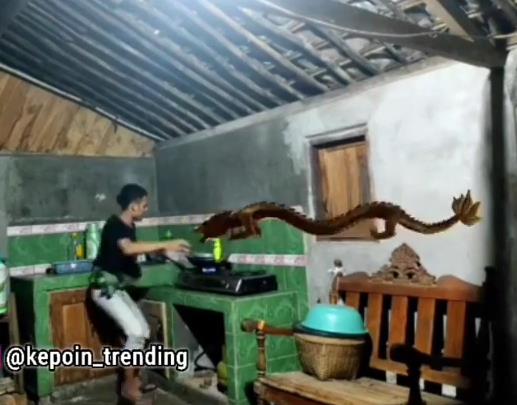 Lagi asyik masak diganggu siluman naga.