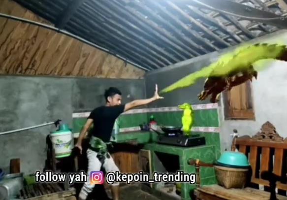 Lagi asyik masak diganggu siluman naga.