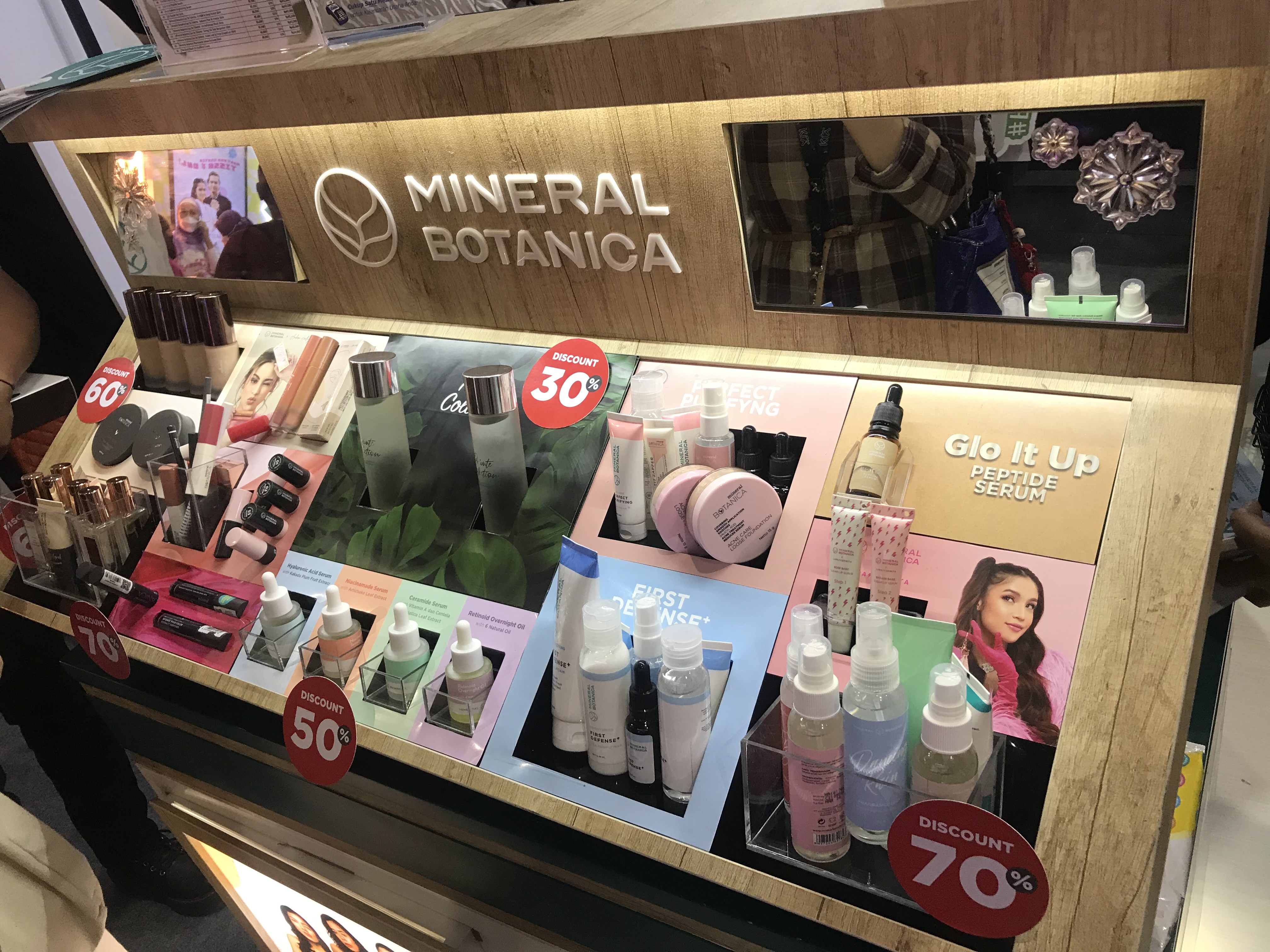 Various attractive promotions at the Mineral Botanica booth, Jakarta X Beauty 2022.