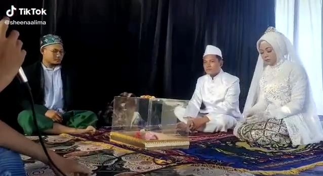 Acara akad nikah nggak jadi sakral tapi malah kocak.