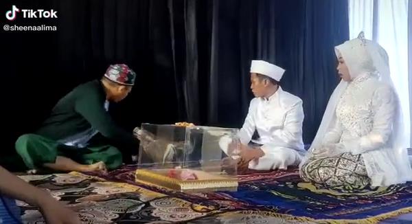 Acara akad nikah nggak jadi sakral tapi malah kocak.