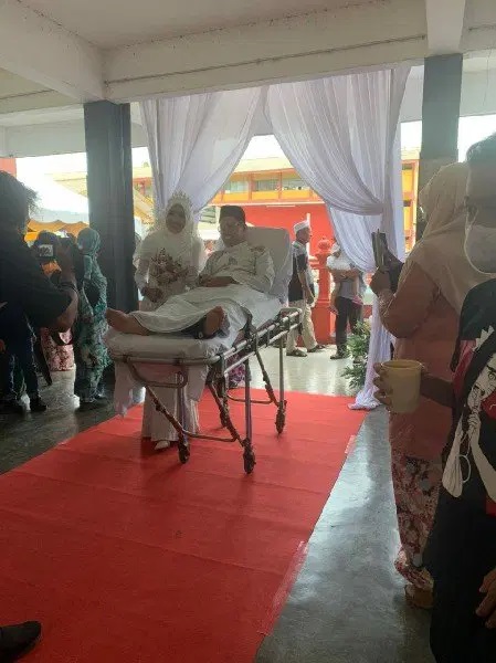 Kecelakaan Sebelum Akad, Pria Ini Diantar Ambulans ke Aula Pernikahan