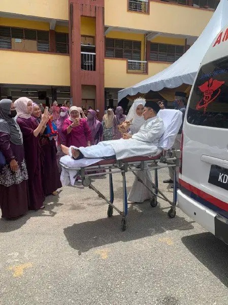 Kecelakaan Sebelum Akad, Pria Ini Diantar Ambulans ke Aula Pernikahan