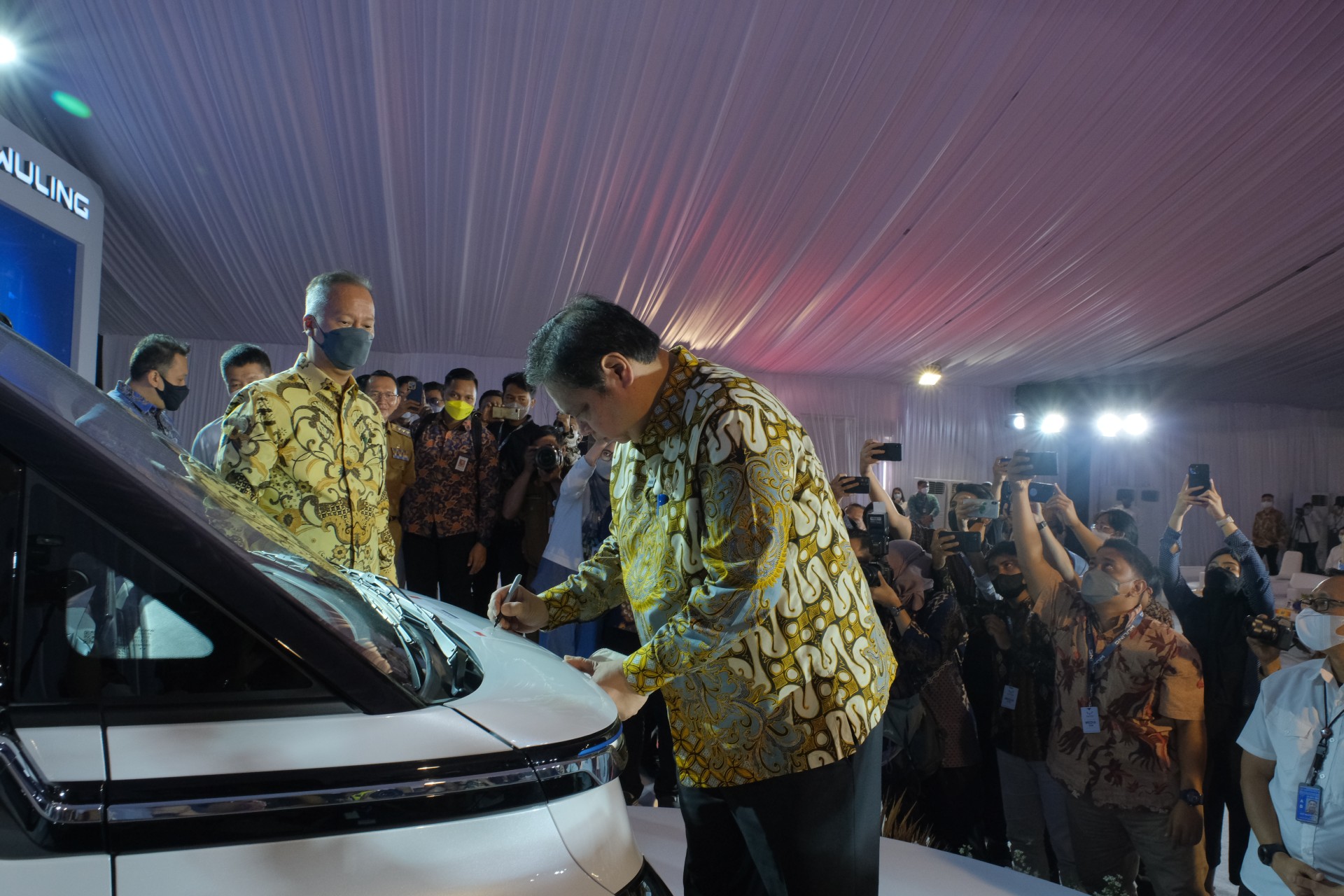 Menteri Koordinator Bidang Perekonomian Republik Indonesia, Airlangga Hartarto menandatangani Wuling Air ev