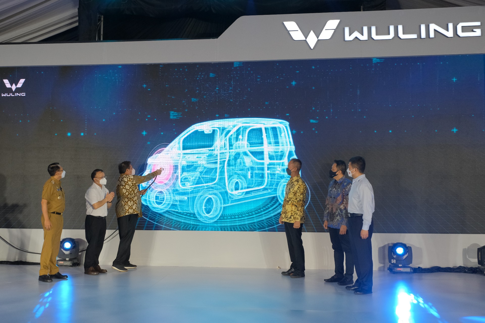 Peresmian produksi perdana kendaraan listrik pertama Wuling di Indonesia ditandai dengan pengisian daya Air ev secara simbolis di Admin Plaza Wuling Motors