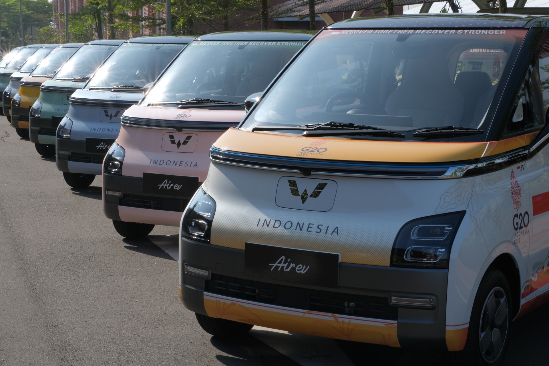 Wuling resmi memulai produksi kendaraan listrik pertamanya, Air ev, yang merupakan official car partner G20 