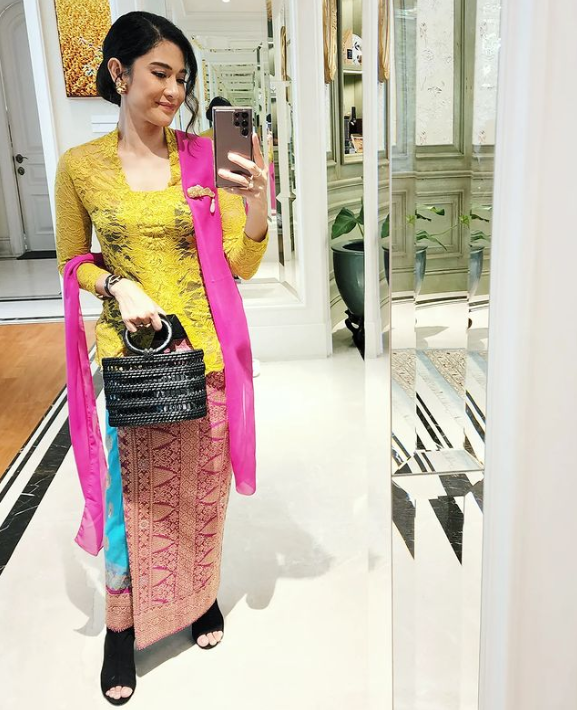 Dian Sastro Wears Kebaya