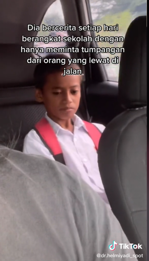 Viral Video Siswa SD Harus Cari Tumpangan Demi ke Sekolah yang Berjarak 10 Kilometer 