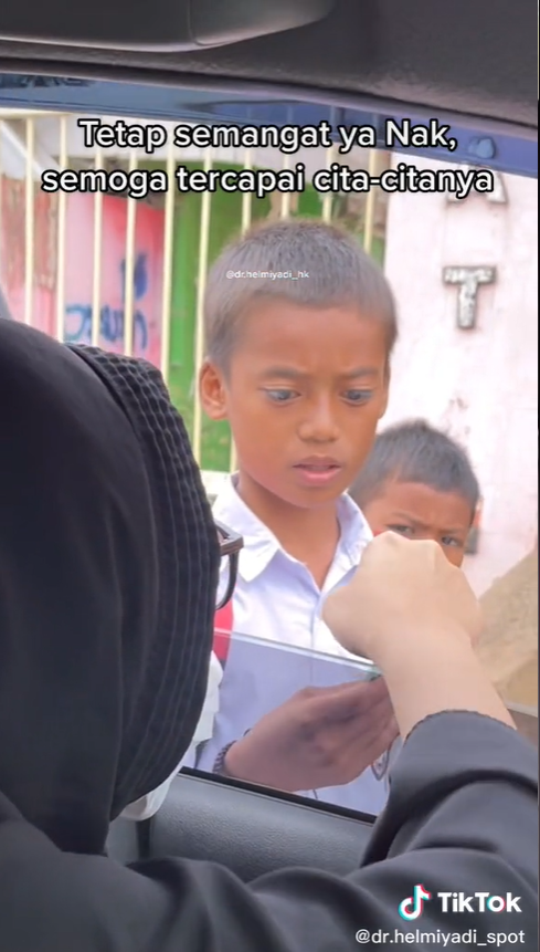 Viral Video Siswa SD Harus Cari Tumpangan Demi ke Sekolah yang Berjarak 10 Kilometer 