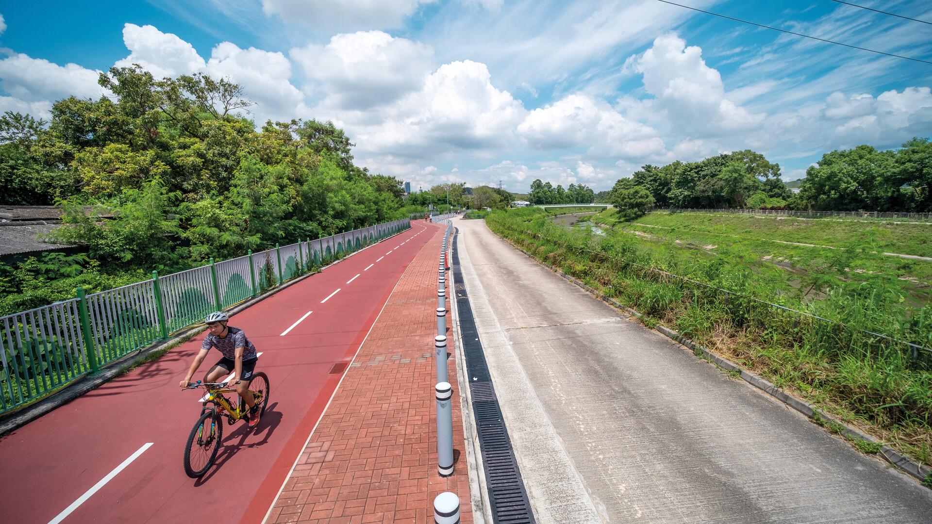 Bersepeda di ”Super Bike Track” 60km yang baru