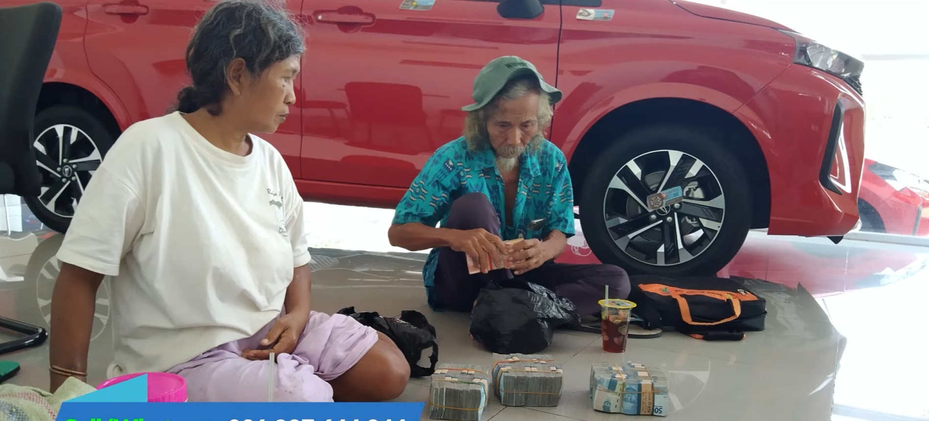 Aksi Kakek Ini Bikin Melongo, Jalan Kaki Tenteng Karung Isi Rp180 Juta Buat Beli Mobil