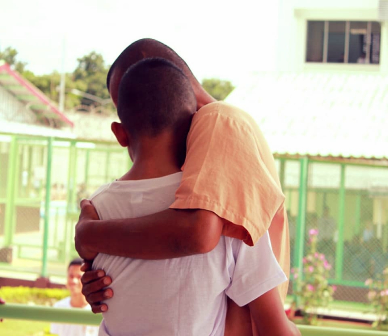 Kisah Pilu Anak Tak Sengaja Bertemu Ayah di Penjara, Lari Berpelukan dan Menangis