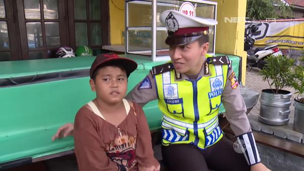 Fried food seller child asks for a phone from the police.