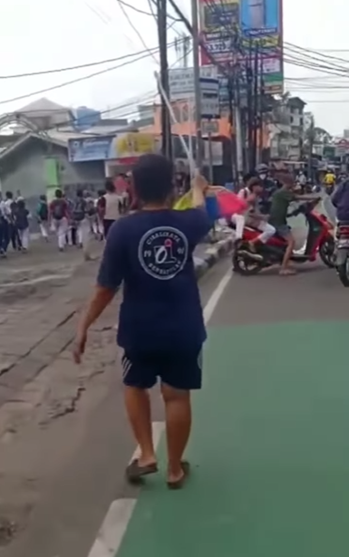 Viral Video: Mothers Disperse Student Brawl in Tebet Using a Broomstick