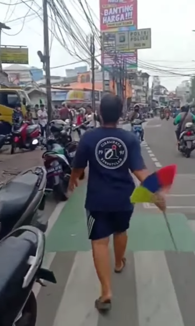 Viral Video: Mothers Disperse Student Brawl in Tebet Using a Broomstick