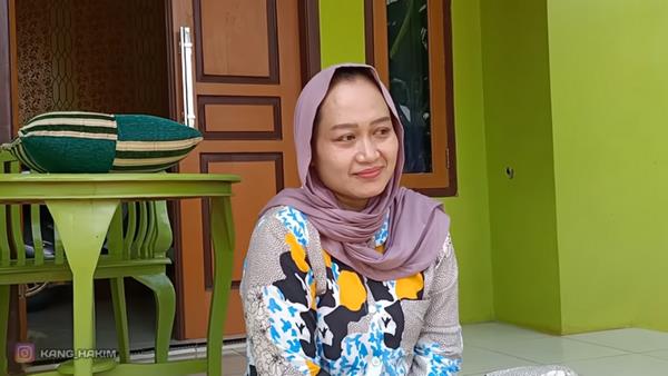 wanita pengusaha batu alam tinggal sendirian di rumah pinggir kuburan.