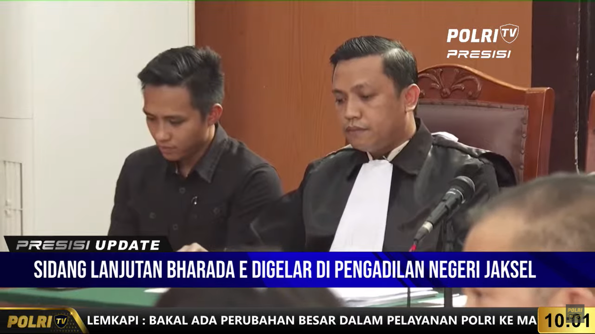 Wajah Takut Bharada E di Depan Orangtua Brigadir J