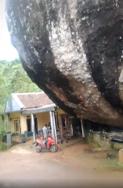 Viral rumah dibangun mepet batu raksasa.