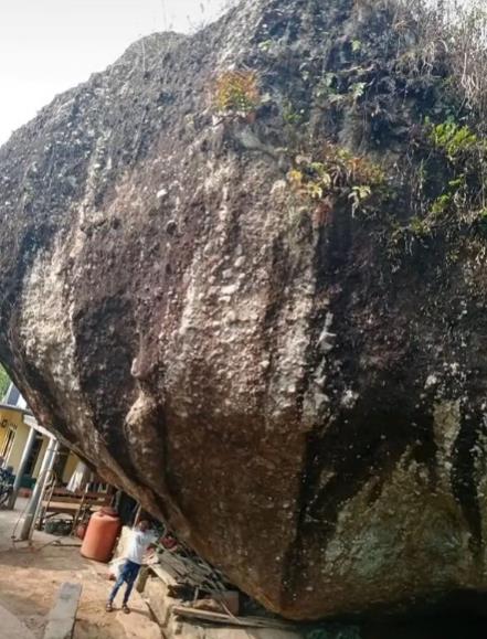 Viral rumah dibangun mepet batu raksasa.