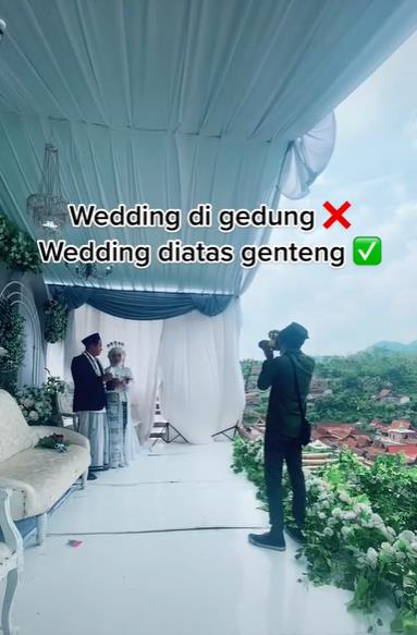 Viral pernikahan digelar di atas genteng rumah, netizen penasaran tamunya di mana.