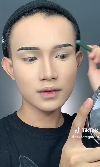 TikToker Does Makeup Like Shandy Purnamasari