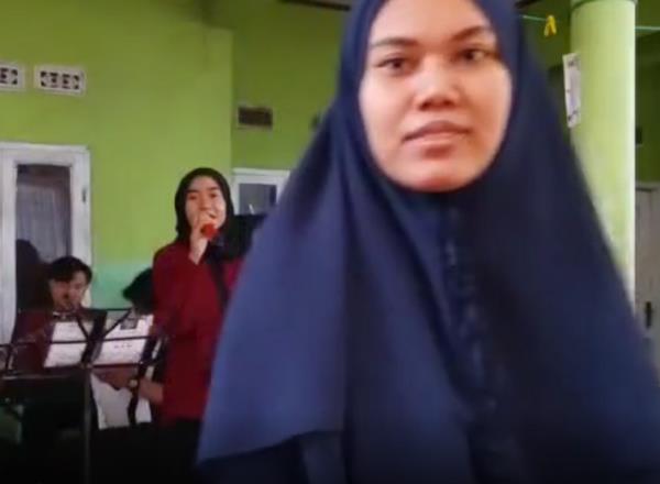 Niat bikin dokumentasi saat menyanyi, biduan dikejutkan sosok ini.