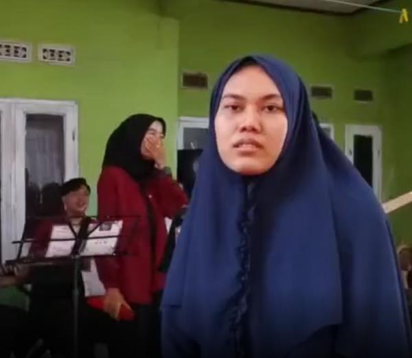 Niat bikin dokumentasi saat menyanyi, biduan dikejutkan sosok ini.