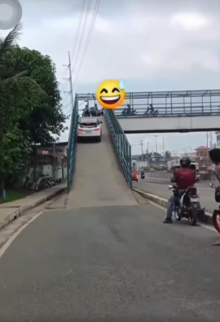 Mobil nekat naik jembatan penyeberangan.