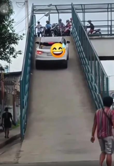 Mobil nekat naik jembatan penyeberangan.