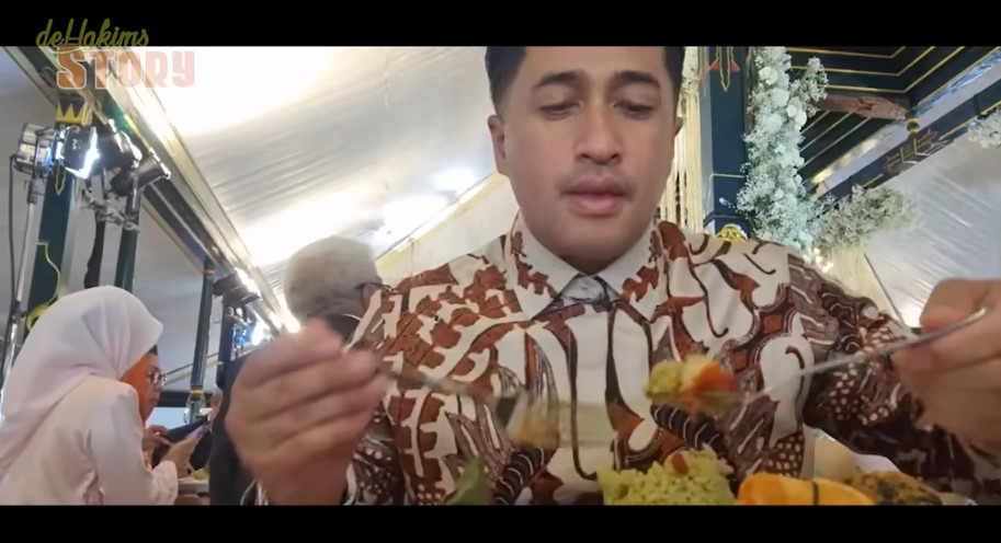 Irfan Hakim mukbeng makanan di pernikahan Kaesang dan Erina