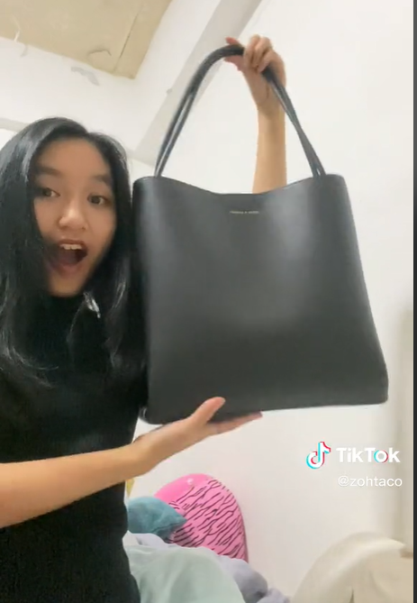 Viral Gadis Kena Nyinyir Usai Unboxing Tas Rp1 Jutaan Dianggap Barang Mewah